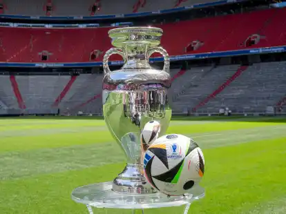 Franz Beckenbauers Witwe soll die EM-Troph&auml;e bei der Er&ouml;ffnungsfeier auf das Spielfeld bringen.