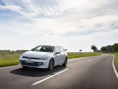 50 Jahre Volkswagen Golf: P&uuml;nktlich zum Jubil&auml;um erstrahlt der neue Golf im modernisierten Design und punktet mit neuen Spielereien.