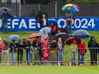 Zuschauer verfolgen bei Regen das Trainings der schottischen Nationalmannschaft in Garmisch Partenkirchen.