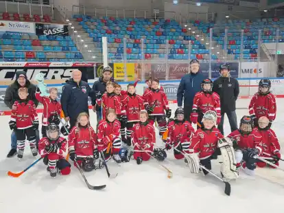 Auch die Talente und Trainer der U9-Spielgemeinschaft der Junghaie mit den Weserstars Bremen freuen sich schon auf die neue Saison.
