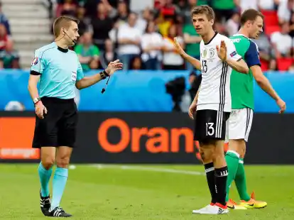 Clement Turpin (L) zeigte Thomas M&uuml;ller seine bisher einzige rote Karte.