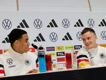 Jamal Musiala (l) und Florian Wirtz bei der DFB-Pressekonferenz in Herzogenaurach.