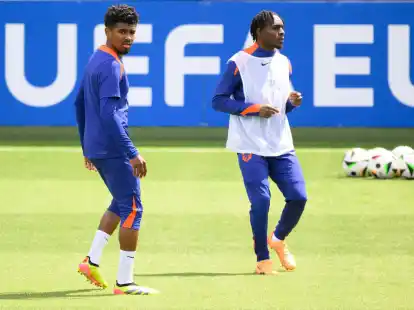 BVB-Profi Ian Maatsen (l) beim Training der niederl&auml;ndischen Fu&szlig;ball-Nationalmannschaft.
