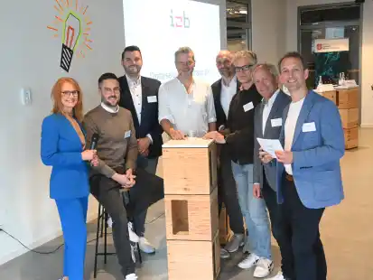 &bdquo;i2b&ldquo;-Diskussion im Core in Oldenburg. Mit dabei waren Monika Kretschmer, Transfer-Managerin Mittelstand-Digital-Zentrum (von links), Max Holscher, Mitglied der Chefredaktion NWZ, Roderik Bojanowski, Leiter Portfolio- und Produktmanagement VRG Micos GmbH, Frank D&uuml;sterbeck, HEC GmbH, Alexis Angelis, Gesch&auml;ftsf&uuml;hrer Core, Dr. Philipp Sandhaus, Head of Mobile & Ai Campus Cewe, Ralph Wilken, Leiter Wirtschaftsf&ouml;rderung Stadt Oldenburg und Moderator Knut Bensen, Berater f&uuml;r Change Management