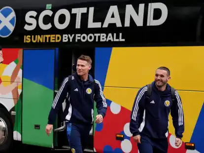 Die Schotten Scott McTominay (l) und John McGinn freuen sich auf das EM-Spiel gegen Deutschland.