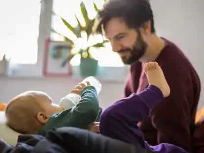M&auml;nner sto&szlig;en in der Arbeitswelt immer noch auf Vorbehalte, wenn sie mehr als zwei oder drei Monate Elternzeit nehmen wollen.