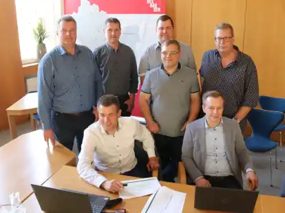 Bei der Vorstellung des Projektes &bdquo;Biomethan Wildeshausen&ldquo; 2023: Die Projektentwickler Carsten Bahlburg und Oliver Bade (vorn, von links) sowie die Betreiber und Gesellschafter der Anlagen (stehend, von links) Andreas Debbeler, Ralf St&ouml;ver, Reinhold Willenborg, Oliver Wilkens und Dirk Johannes.