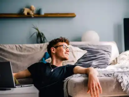 Entspannt in die Zukunft schauen: Wer sein Geld als Azubi verantwortungsbewusst einsetzt, hat auch im Notfall meist eiserne Reserven zur Hand.