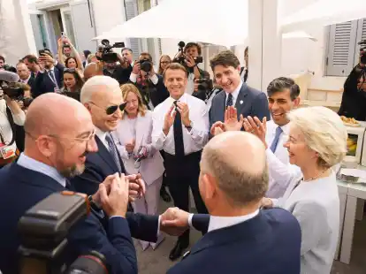 Bundeskanzler Olaf Scholz wird beim G7-Gipfel gefeiert.&nbsp;Er wird heute 66 Jahre alt.