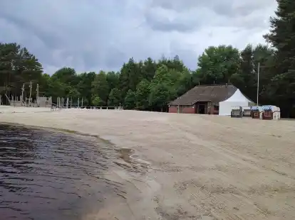 Das Pagodenzelt von Michael Langenscheidt aus Leer steht schon am Badestrand. Der Schausteller &uuml;bernimmt den Kioskbetrieb am Ottermeer f&uuml;r diese Saison.