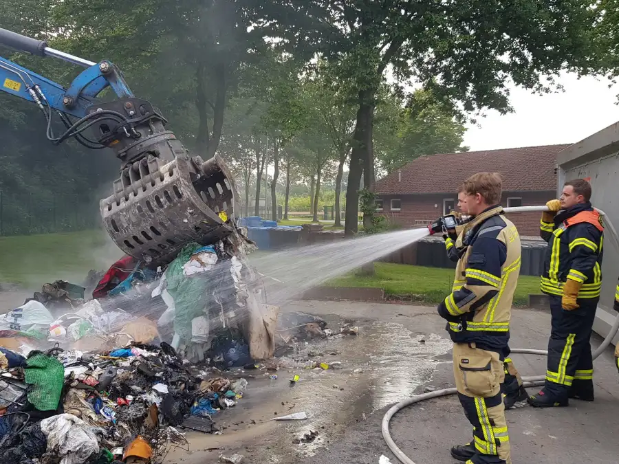 Restmüll beim Stapelfeld/Cloppenburg in Brand geraten