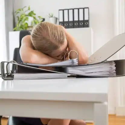 Gestern Abend zu tief ins Glas geschaut? Verkatert oder gar betrunken am Arbeitsplatz zu erscheinen, ist keine gute Idee.