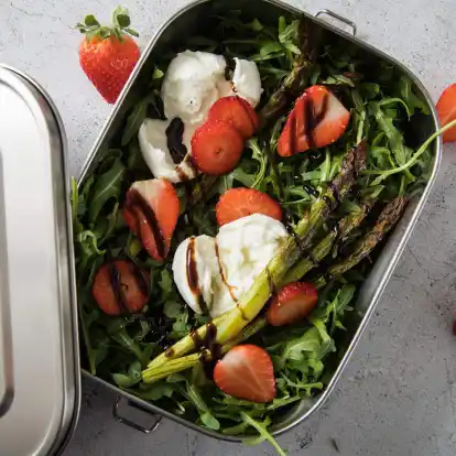 Vielseitige Nussfrucht: Als Salat passen Erdbeeren hervorragend zu Burrata, Rucola und Balsamico.