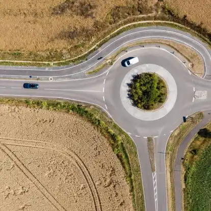 Viele Verkehrsteilnehmer blinken im Kreisverkehr falsch: Beim Einfahren bleibt der Blinker aus, beim Verlassen ist er unerl&auml;sslich, um die Sicherheit und den Verkehrsfluss zu gew&auml;hrleisten.
