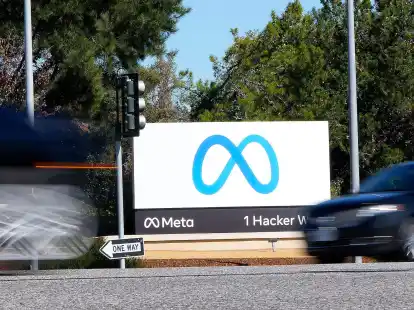 Ein Meta-Logo in der Unternehmenszentrale in Menlo Park in den USA.