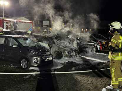 Beim Eintreffen der Feuerwehr standen die drei Fahrzeuge im Vollbrand.