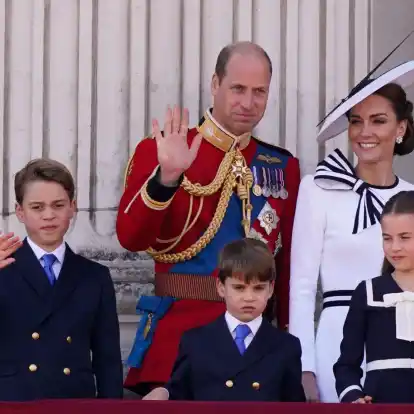 Prinz William und Prinzessin Kate auf dem Balkon des Buckingham Palastes mit ihren Kindern Prinz George (v.l.n.r.), Prinz Louis und Prinzessin Charlotte.