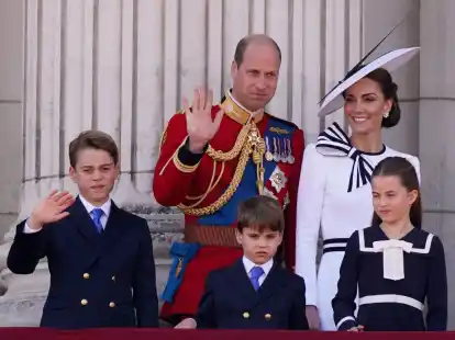 Prinz William und Prinzessin Kate auf dem Balkon des Buckingham Palastes mit ihren Kindern Prinz George (v.l.n.r.), Prinz Louis und Prinzessin Charlotte.