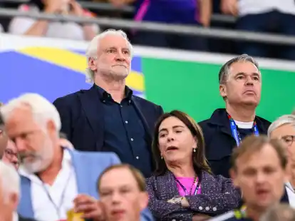 DFB-Sportdirektor Rudi V&ouml;ller (l) und Andreas Rettig (r), Gesch&auml;ftsf&uuml;hrer Sport des DFB, sitzen beim EM-Auftaktmatch der DFB-Auswahl auf der Trib&uuml;ne.