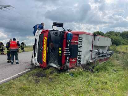 Bei einem Unfall in Norden ist ein L&ouml;schfahrzeug der Feuerwehr auf den Seitenstreifen geraten und umgekippt. Die Polizei sucht Zeugen.