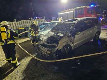 Die Feuerwehr brachte das Feuer unter Kontrolle. Zuvor wurden Personen im Haus evakuiert.