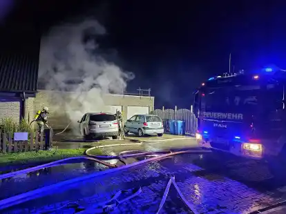 Das brennende Fahrzeug befand sich in Nachbarschaft eines Wohngeb&auml;udes. Bild: Feuewehr