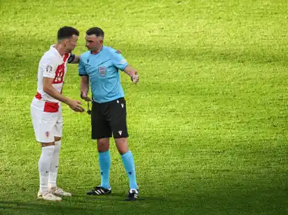 Kroatiens Ivan Perisic spricht mit Schiedsrichter Michael Oliver aus England.