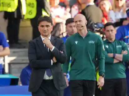 Kroatiens Trainer Zlatko Dalic (l) fordert eine deutliche Leistungssteigerung seiner Mannschaft ein.