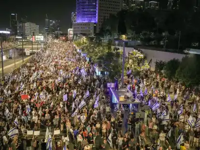 In Tel Aviv und anderen St&auml;dten verlangten die Demonstranten von Netanjahu, einem Ende der K&auml;mpfe mit der Hamas als Teil eines Abkommens zuzustimmen.