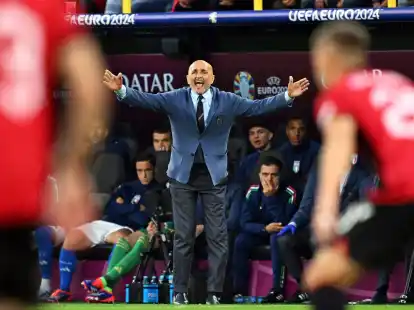 Italiens Trainer Luciano Spalletti war mit dem Auftritt seines Teams nicht immer zufrieden.