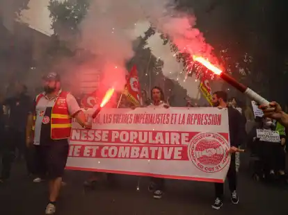 Menschen w&auml;hrend einer Anti-Rechts-Kundgebung in Toulouse.