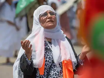 Eine betende Muslimin auf dem Berg Arafat, auch bekannt als Jabal al-Rahma (Berg der Barmherzigkeit) in Mekka.