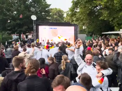 Das EM-Fieber hat am Freitagabend auch den Emder Stephansplatz erreicht.