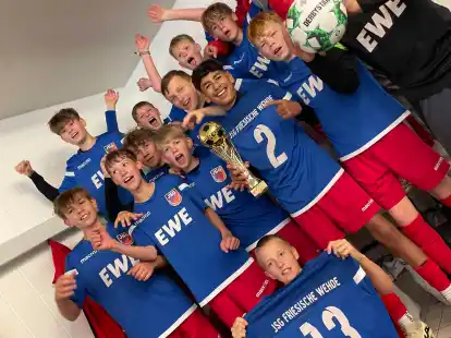 Schr&auml;ger Kabinenjubel: Riesig war der Jubel bei den D-Junioren der JSG Friesische Wehde &uuml;ber den knappen Sieg im Kreispokal-Finale gegen den FSV Jever.