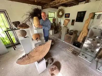 Die Arbeit mit Holz ist seine Leidenschaft: K&uuml;nstler Christoph Schmidt aus Ipwegermoor
