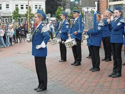 Der Spielmannszug Jever gab ein St&auml;ndchen.  Dietmar Reck