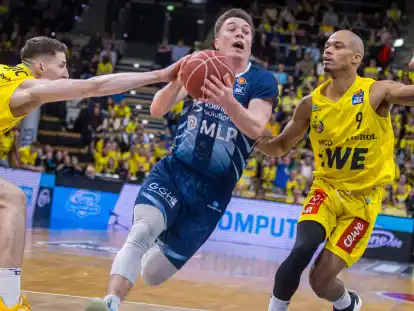 Bald Teamkollegen: Der Neu-Oldenburger Justin Jaworski (Mitte) wird von Alen Pjanic (links) und Geno Crandall verteidigt.