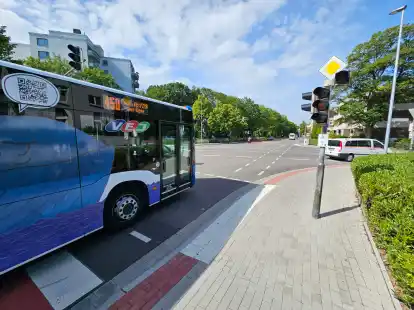 Tags&uuml;ber regeln Ampeln den Verkehr, doch wenn sie in den sp&auml;ten Abendstunden ausgeschaltet werden, hei&szlig;t es Obacht geben: an der Lindenhof-Kreuzung hat sich mit der Sanierung auch die Vorfahrtsregel ge&auml;ndert. Neuerdings hat der Verkehr auf der Achse Nordertorstra&szlig;e / Zwischen beiden Bleichen Vorfahrt.