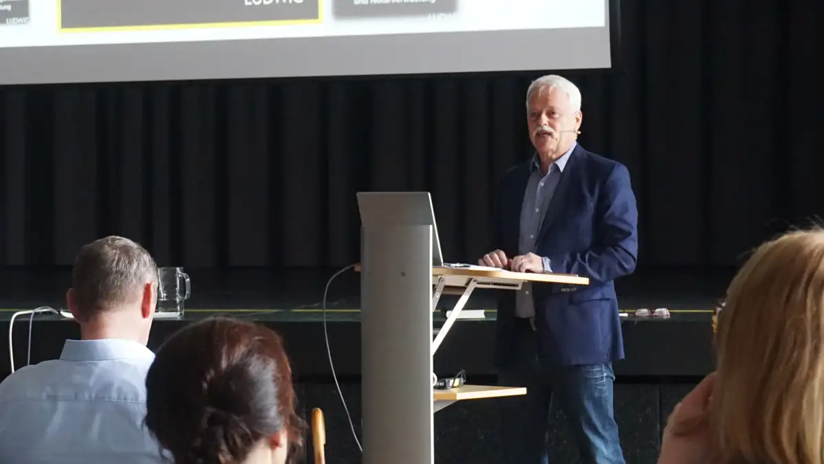 Volker Angres am Gymnasium Westerstede: Klimawandel bewegt Jugendliche ...