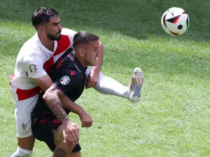 Kroatiens Bruno Petkovic (l) und Albaniens Rey Manaj im Zweikampf um den Ball.