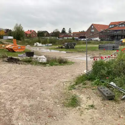 Auf dieser Fl&auml;che soll ein Geb&auml;ude errichtet werden, was einmal eine Kita beherbegen soll.