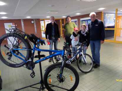 Fahrradkontrollen geh&ouml;ren zum Alltag der Verkehrswachten: Zw&ouml;lf von 34 R&auml;dern waren in Walle ohne M&auml;ngel, 20 wurden repariert - zwei waren verkehrsunsicher: Aktion in der Grundschule Walle mit Hermann Schoon, Sergio Foits, Alwin Goldenstein und den Kindern Theo (links) und Noah.