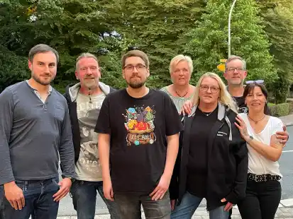 Dennis Gunkel (von links), Michael &bdquo;Hinny&ldquo; Hinrichs, Kevin Keil, Irmgard Schenk, Sabine Boelsen-Borree, Bernhard Boelsen und Nicole Hinrichs freuen sich aufs Brunnenfest.