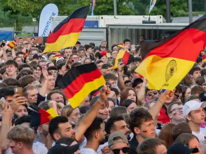 EM-Party in Oldenburg: Tausende feiern das 1:1 gegen die Schweiz beim Public Viewing auf dem Vorplatz der EWE-Arenen.
