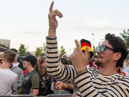 EM-Party in Oldenburg: Tausende feiern das 1:1 gegen die Schweiz beim Public Viewing auf dem Vorplatz der EWE-Arenen.