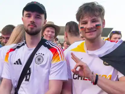 EM-Party in Oldenburg: Tausende feiern das 1:1 gegen die Schweiz beim Public Viewing auf dem Vorplatz der EWE-Arenen.