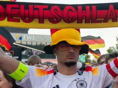 EM-Party in Oldenburg: Tausende feiern das 1:1 gegen die Schweiz beim Public Viewing auf dem Vorplatz der EWE-Arenen.