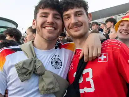 EM-Party in Oldenburg: Tausende feiern das 1:1 gegen die Schweiz beim Public Viewing auf dem Vorplatz der EWE-Arenen.