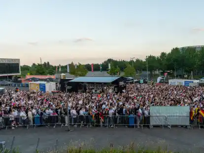 EM-Party in Oldenburg: Tausende feiern das 1:1 gegen die Schweiz beim Public Viewing auf dem Vorplatz der EWE-Arenen.
