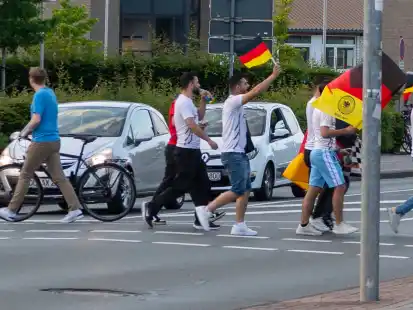 EM-Party in Oldenburg: Tausende feiern das 1:1 gegen die Schweiz beim Public Viewing auf dem Vorplatz der EWE-Arenen.